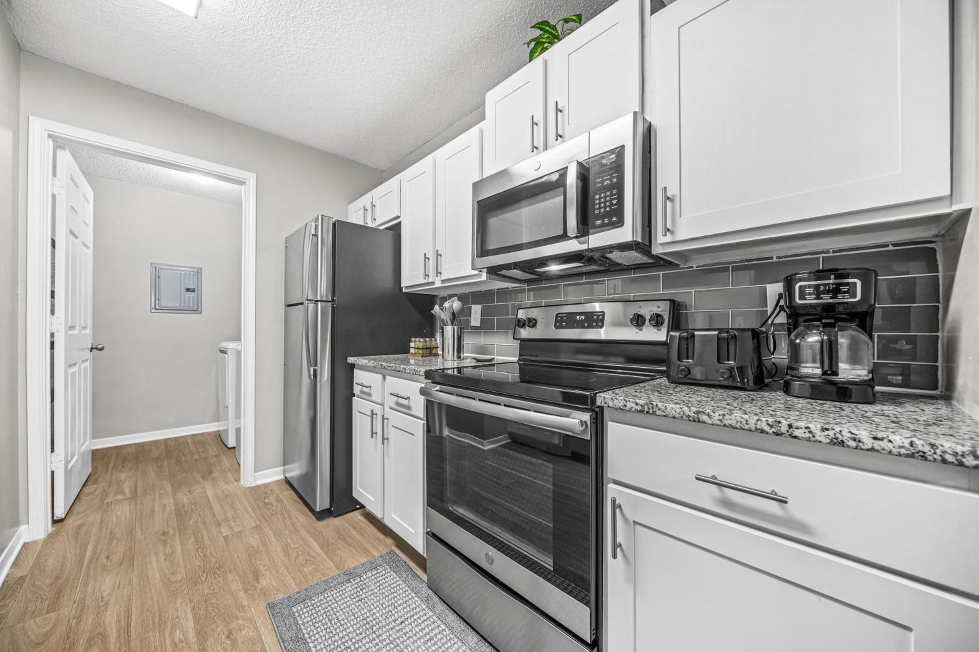 Lux 3br, Prime Location Near Uga & Downtown Apartment